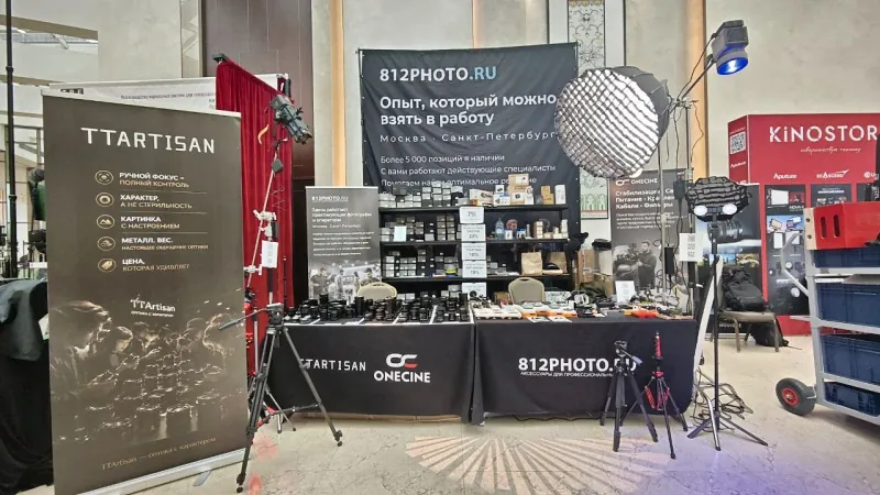 Стенд 812photo с ролл-апом TTArtisan, светом и аксессуарами OneCine, VidMK26 2026