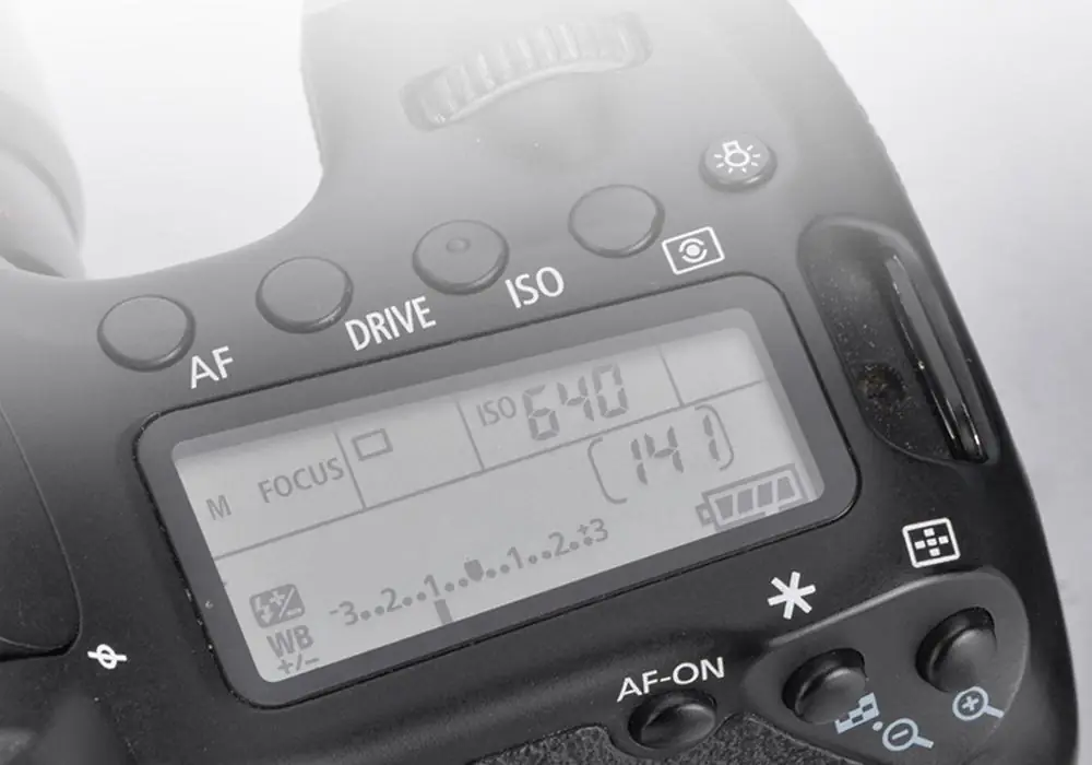 Экран Canon показывает полный уровень питания при работе от адаптера ACK-E17M