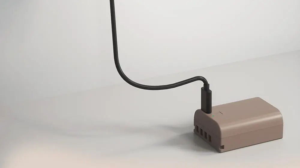 Аккумулятор Kingma BLX-1 заряжается по USB-C от розетки
