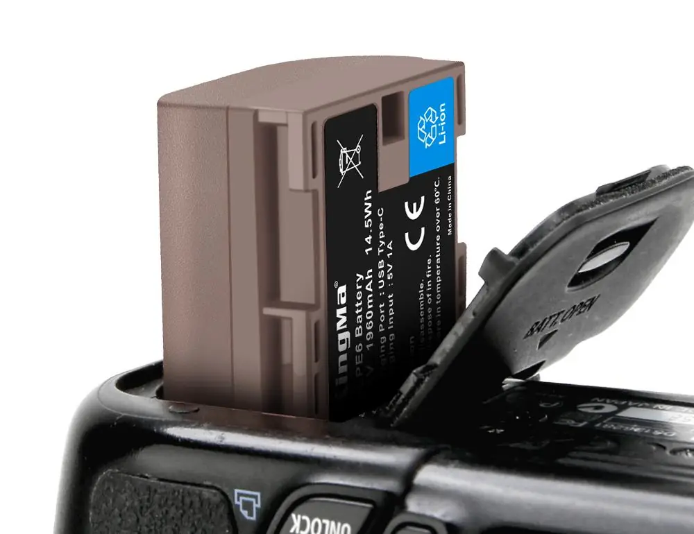Аккумулятор Kingma LP-E6 вставляется в батарейный отсек зеркальной камеры Canon