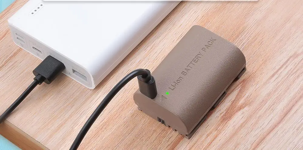 Аккумулятор Kingma LP-E6 заряжается от павербанка по кабелю USB-C, горит зелёный индикатор