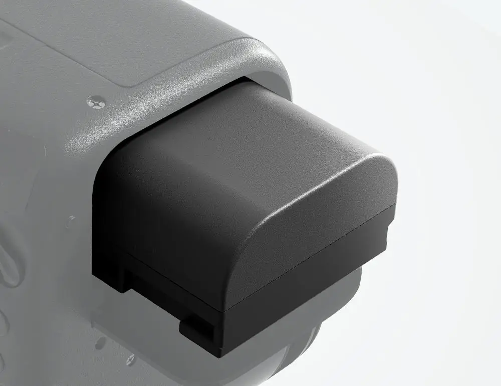 Аккумулятор Kingma LP-E6 вставляется в батарейный отсек камеры Canon