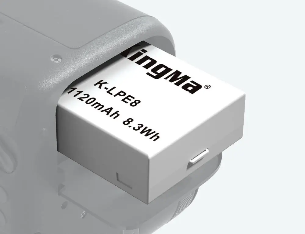 Аккумулятор Kingma LP-E8 вставляется в батарейный отсек зеркальной камеры Canon