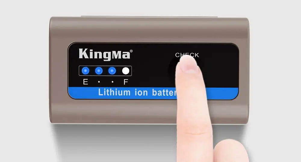 Палец нажимает кнопку CHECK на аккумуляторе Kingma NP-F970 — горит LED-индикатор заряда