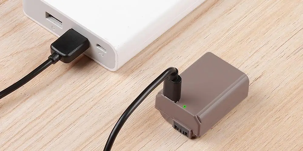 Аккумулятор Kingma NP-FW50 Type-C заряжается по USB-C от павербанка