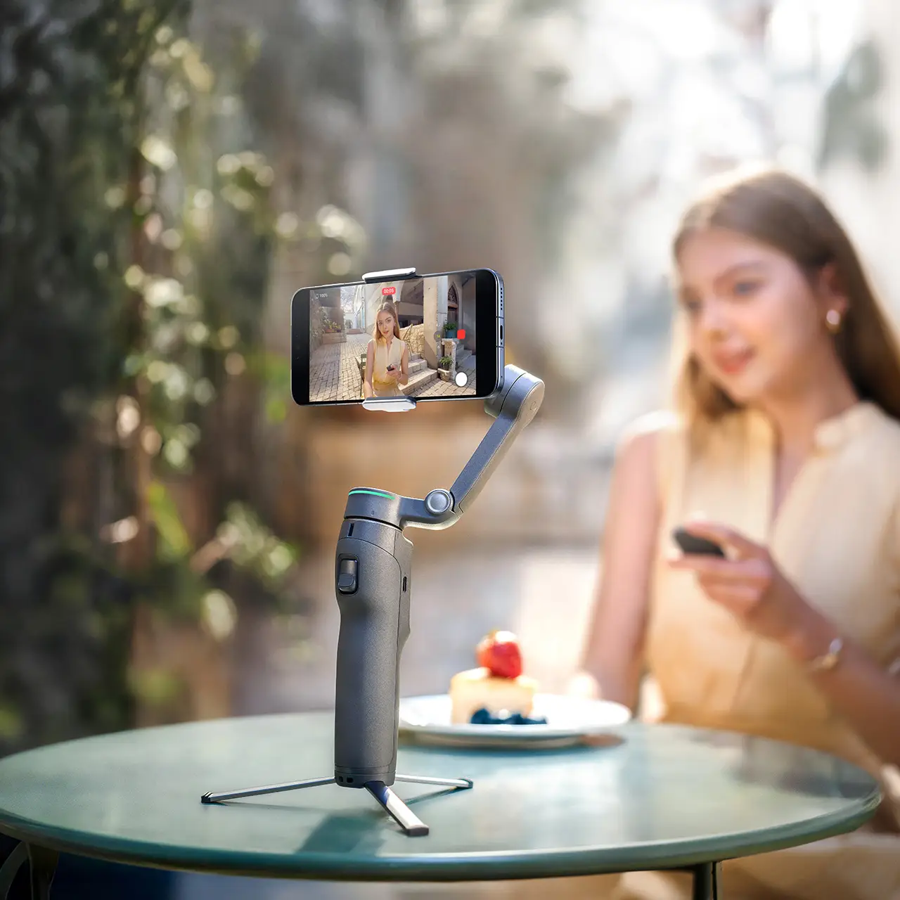 Повседневная съёмка на DJI Osmo Mobile 8P за столиком кафе