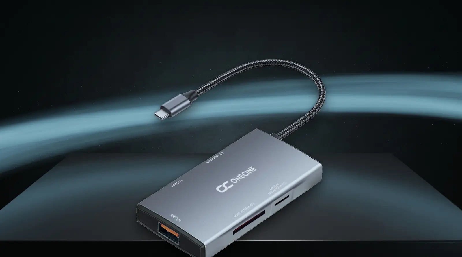 Картридер OneCine с USB-хабом 10 Гбит/с на тёмном студийном столе со световым следом