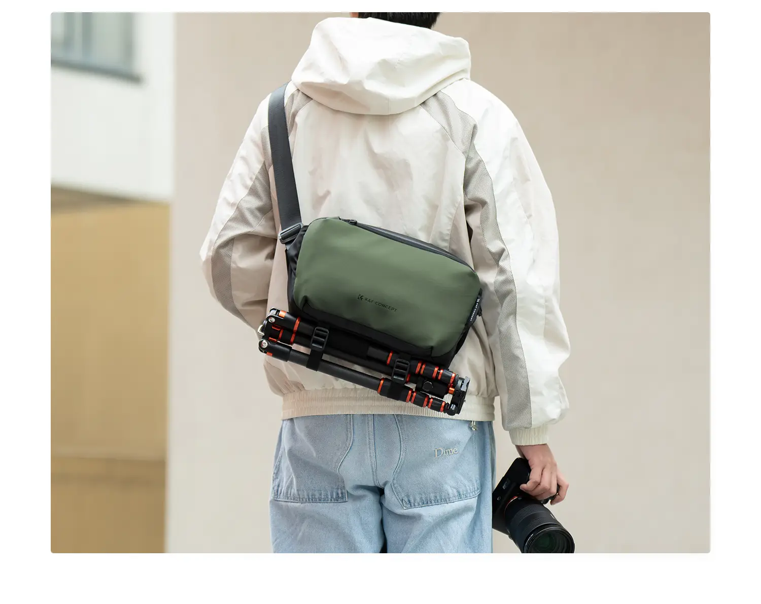 Сумка K&F Alpha Sling 10L (чёрный + хаки) с компактным штативом, закреплённым нижними стропами, в городе