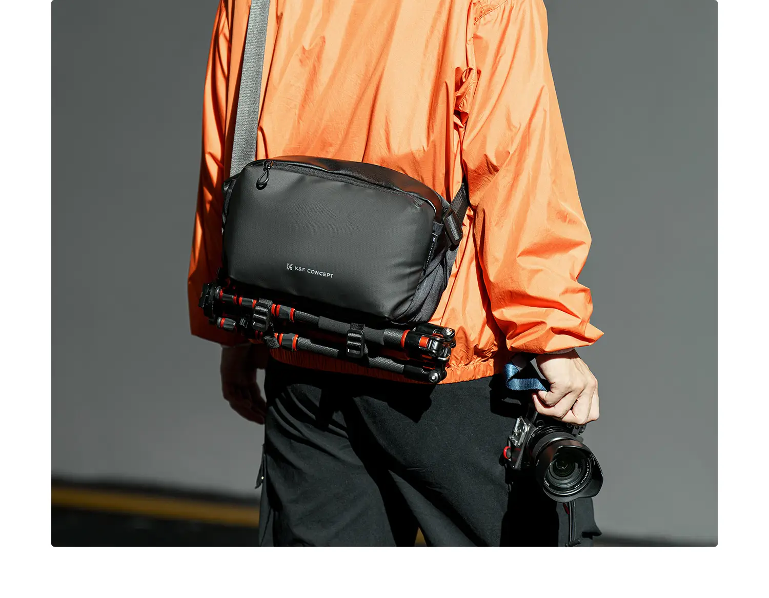 Сумка K&F Alpha Sling 10L с компактным штативом, закреплённым нижними стропами, в городе