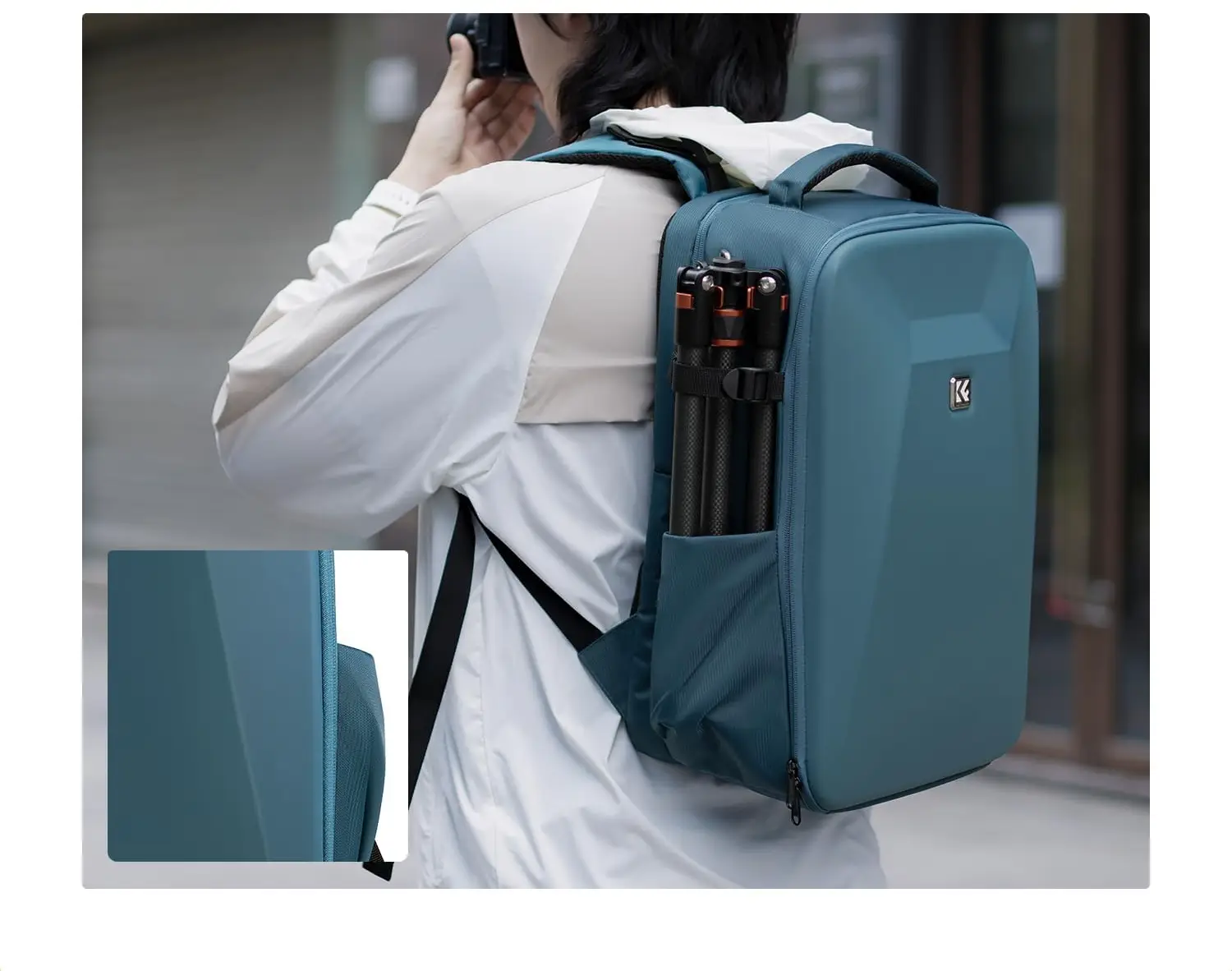 Синий фоторюкзак K&F Concept KF13.134V2 на человеке со штативом в боковом креплении