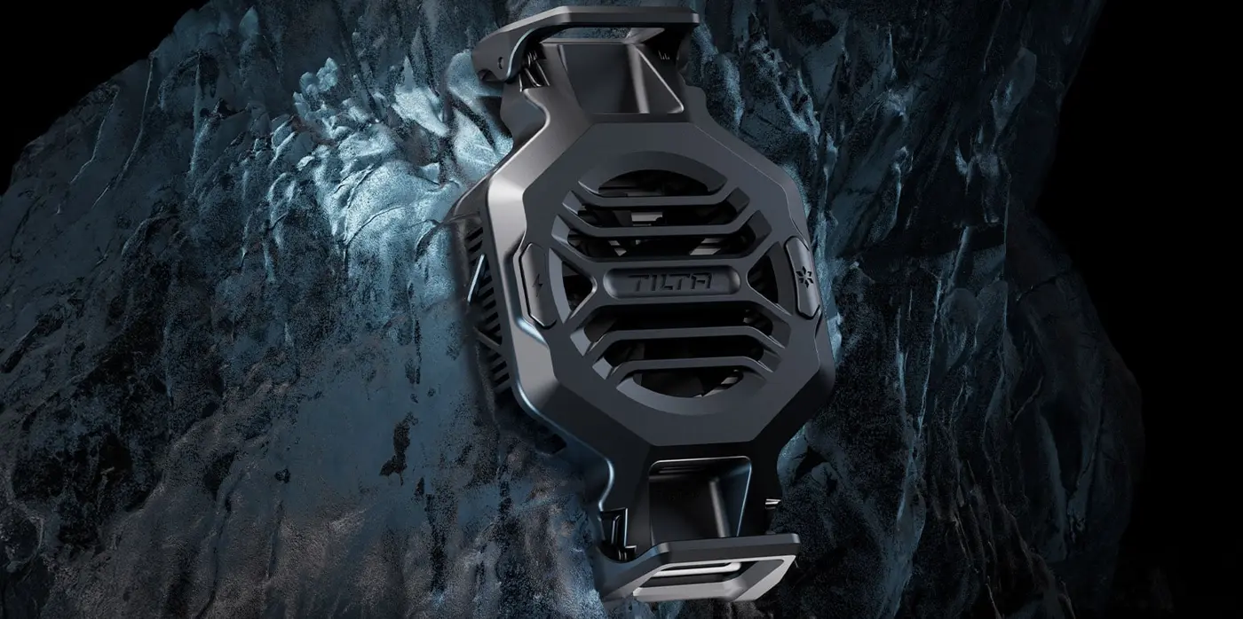 Модуль охлаждения Tilta Khronos крупным планом в облаке холодного пара