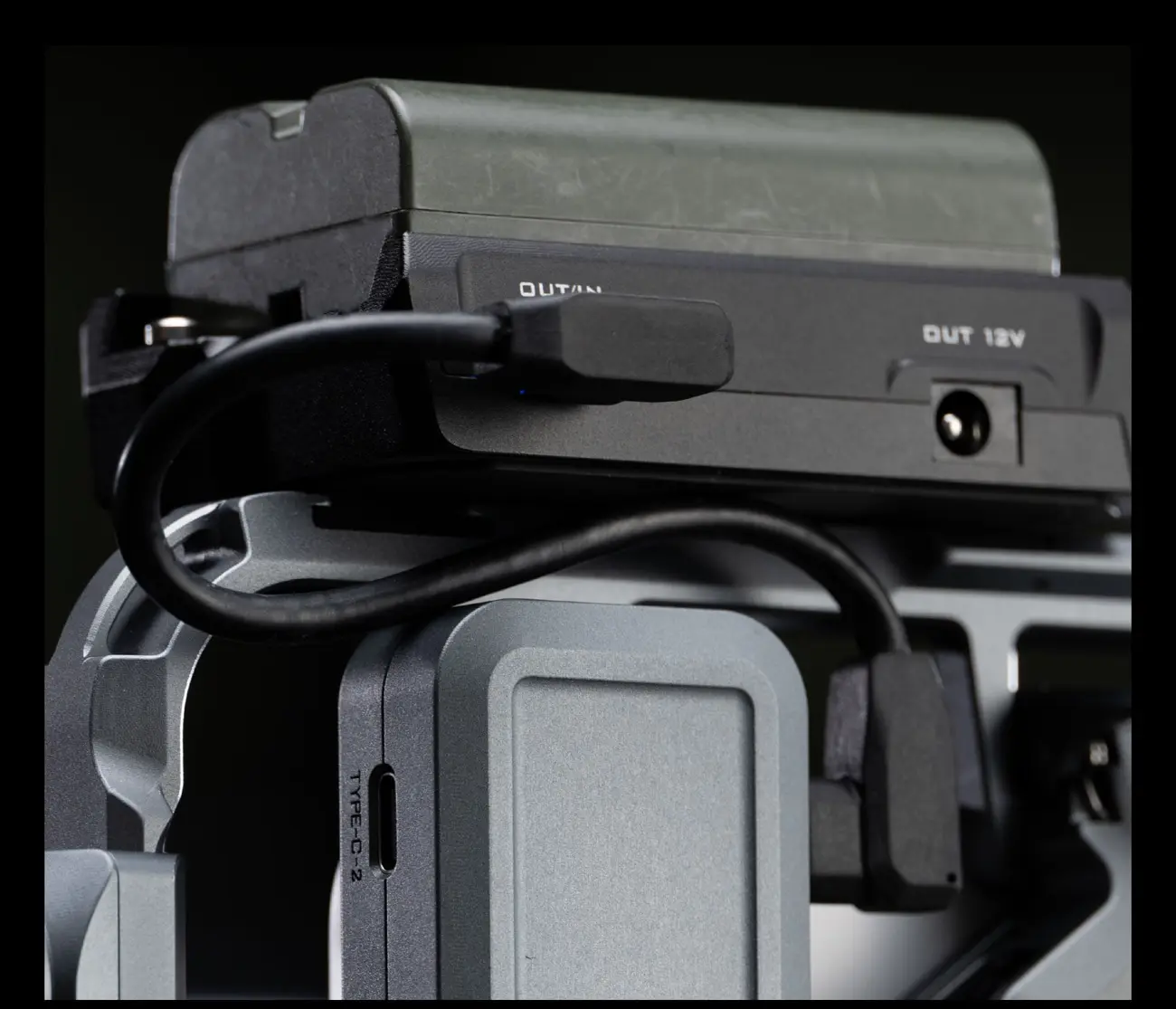 Внешний SSD подключён кабелем к USB-C хабу на клетке Tilta Khronos Ultimate, крупный план