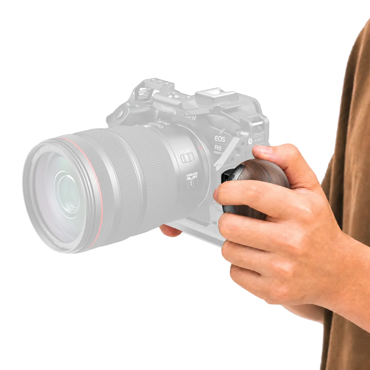 Мини деревянная рукоятка SmallRig 5926 в руке