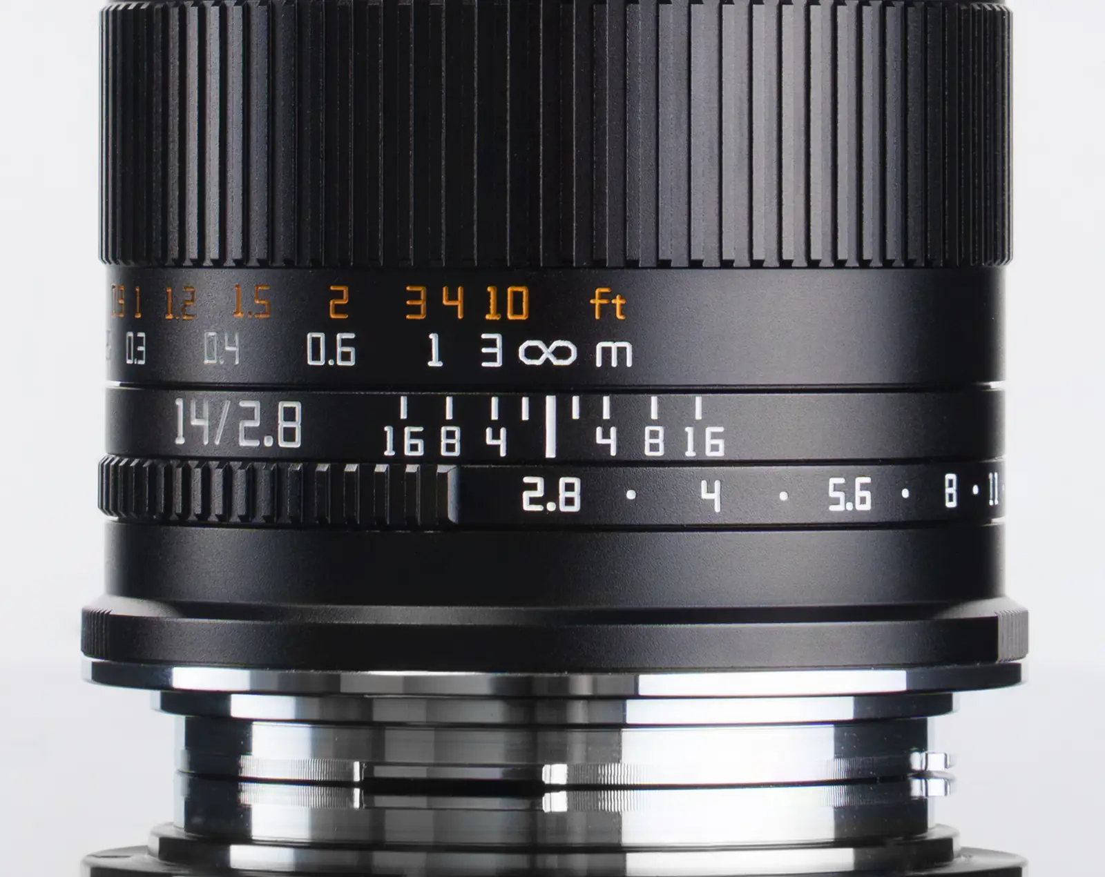 Кольца фокусировки и диафрагмы со шкалой глубины резкости объектива TTArtisan 14 мм F2.8 (версия Canon RF) — крупный план