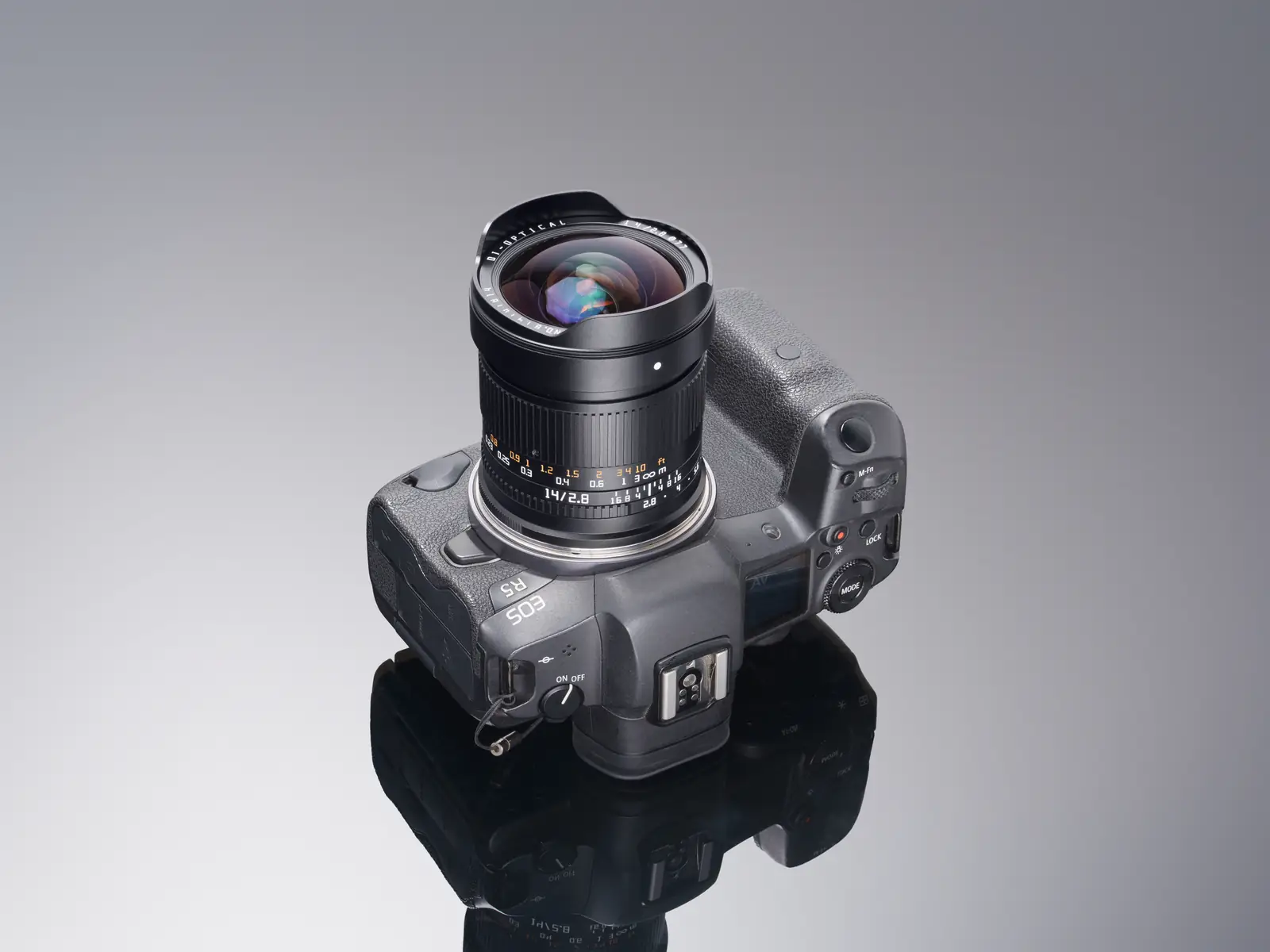 Объектив TTArtisan 14 мм F2.8 ASPH на камере Canon EOS R5 — общий вид
