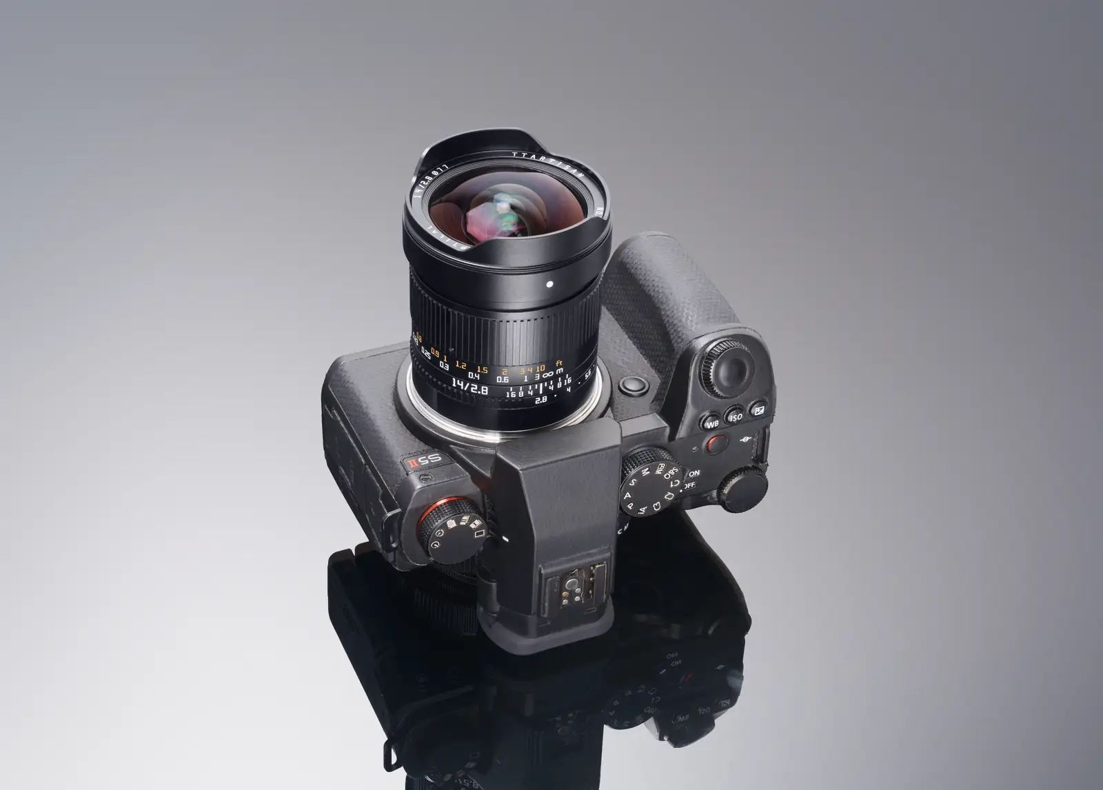 Объектив TTArtisan 14 мм F2.8 ASPH на камере Panasonic Lumix S5 II — вид сверху
