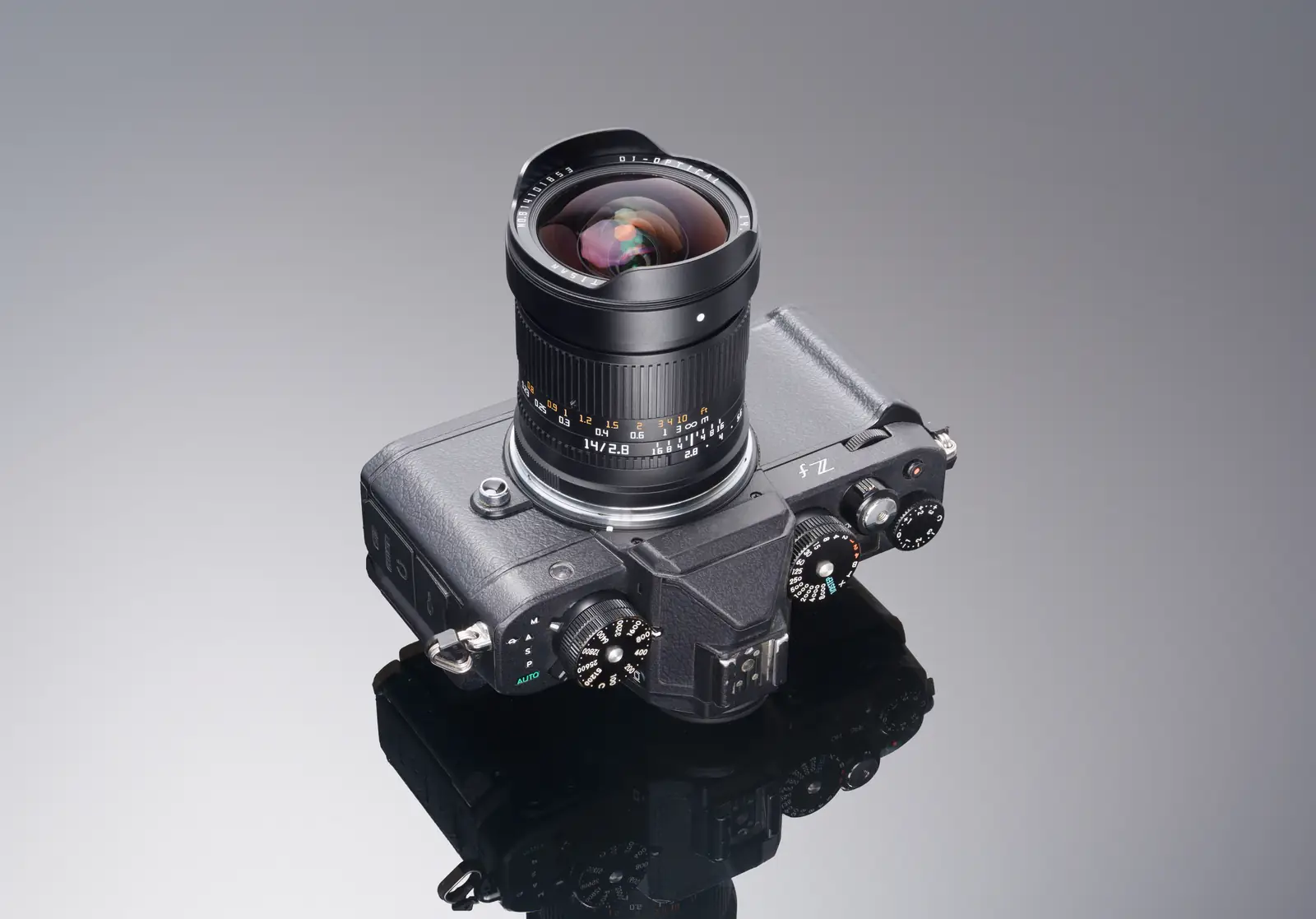 Объектив TTArtisan 14 мм F2.8 ASPH на камере Nikon Zf — вид сверху