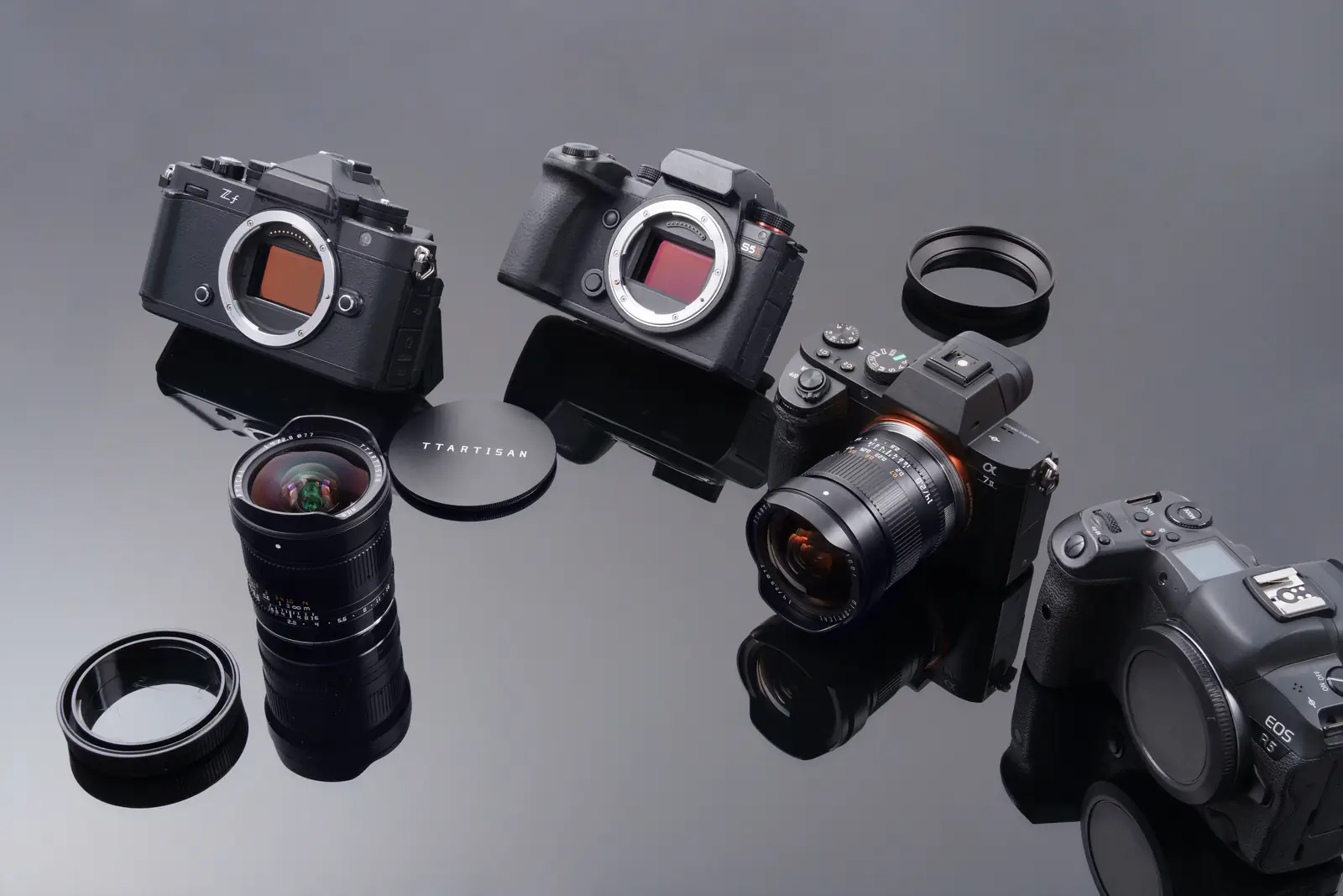 Объектив TTArtisan 14 мм F2.8 ASPH в версиях для Sony E, Nikon Z, Canon RF и L-mount рядом с камерами