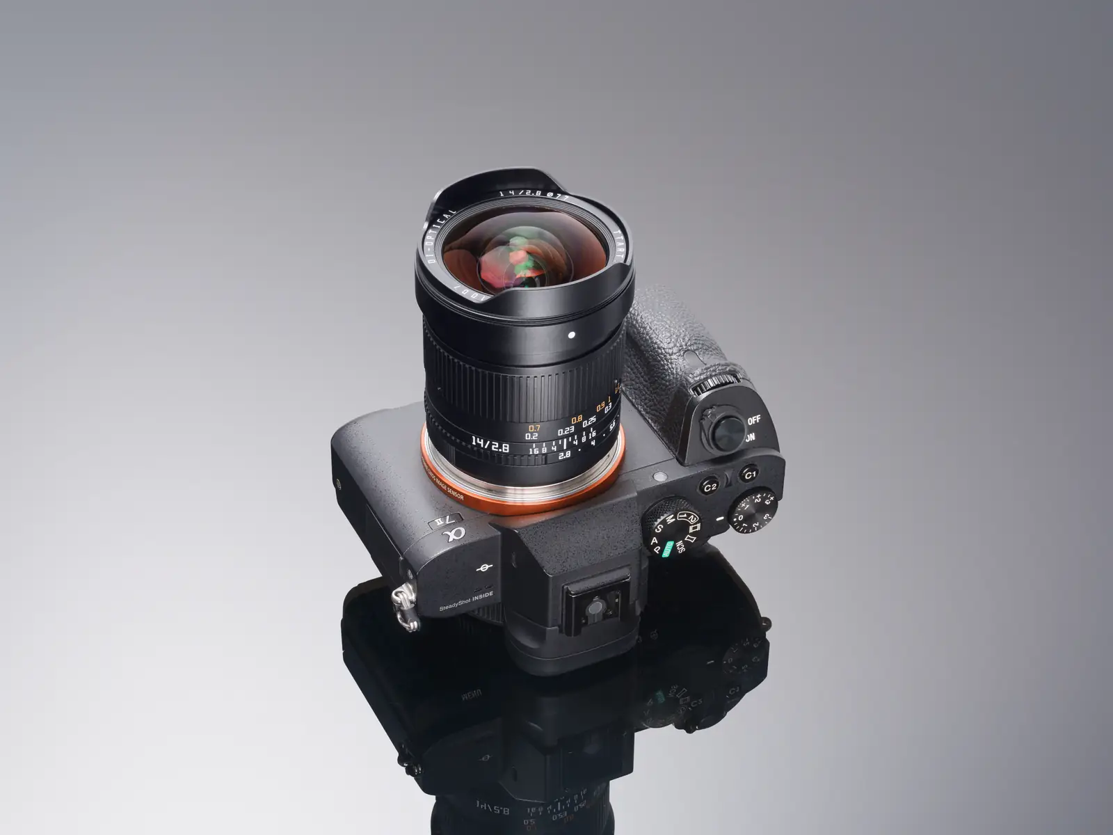 Объектив TTArtisan 14 мм F2.8 ASPH на камере Sony A7 II — вид сверху
