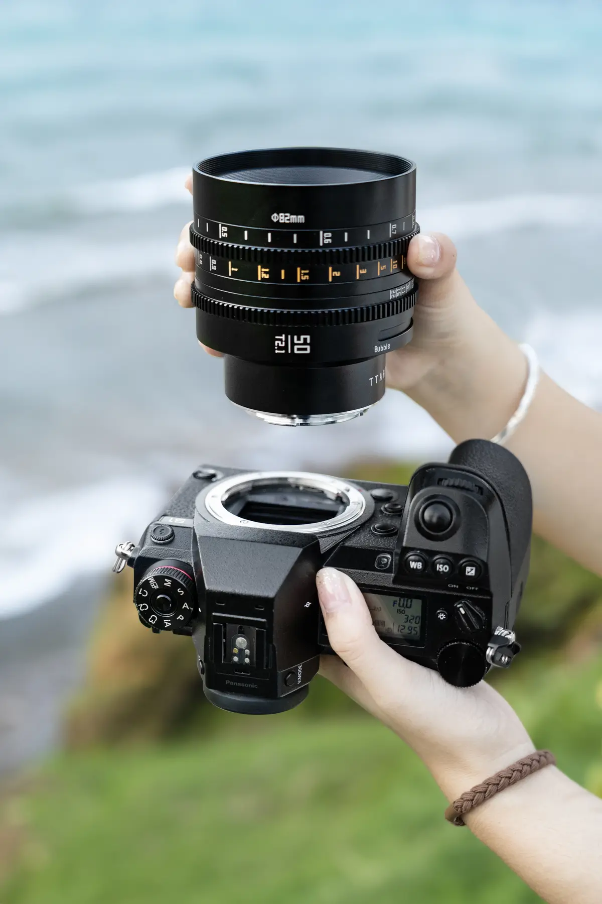 Объектив TTArtisan 85 мм T2.1 Dual-Bokeh присоединяют к камере