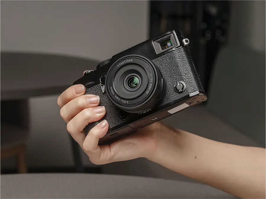 Объектив TTArtisan AF 14 мм F3.5 на дальномерной камере Fujifilm X-Pro в руке