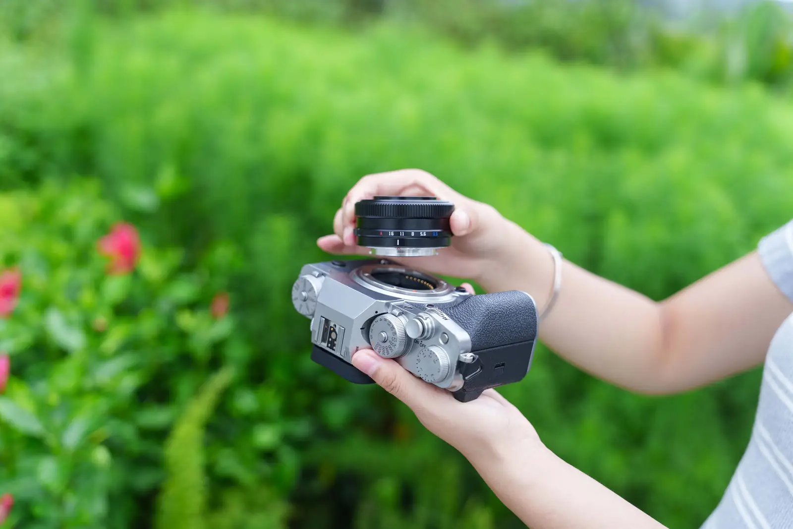 Объектив TTArtisan AF 14 мм F3.5 устанавливают на камеру Fujifilm X-T4 — размер блинчика в руках