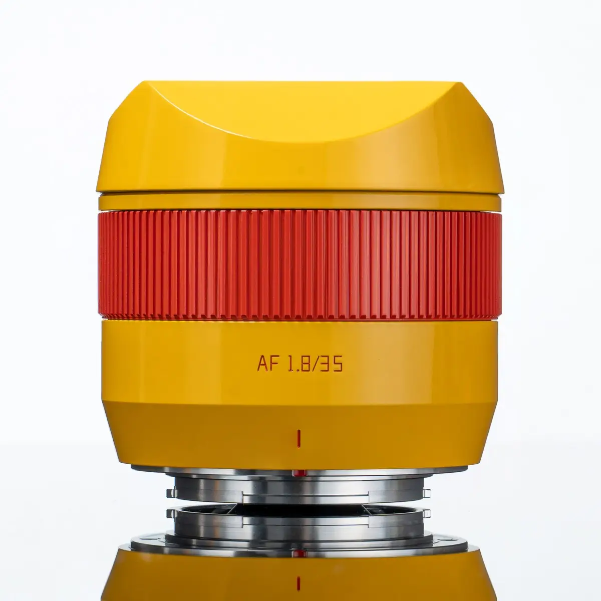 Объектив TTArtisan AF 35 мм F1.8 II Orange с установленной блендой