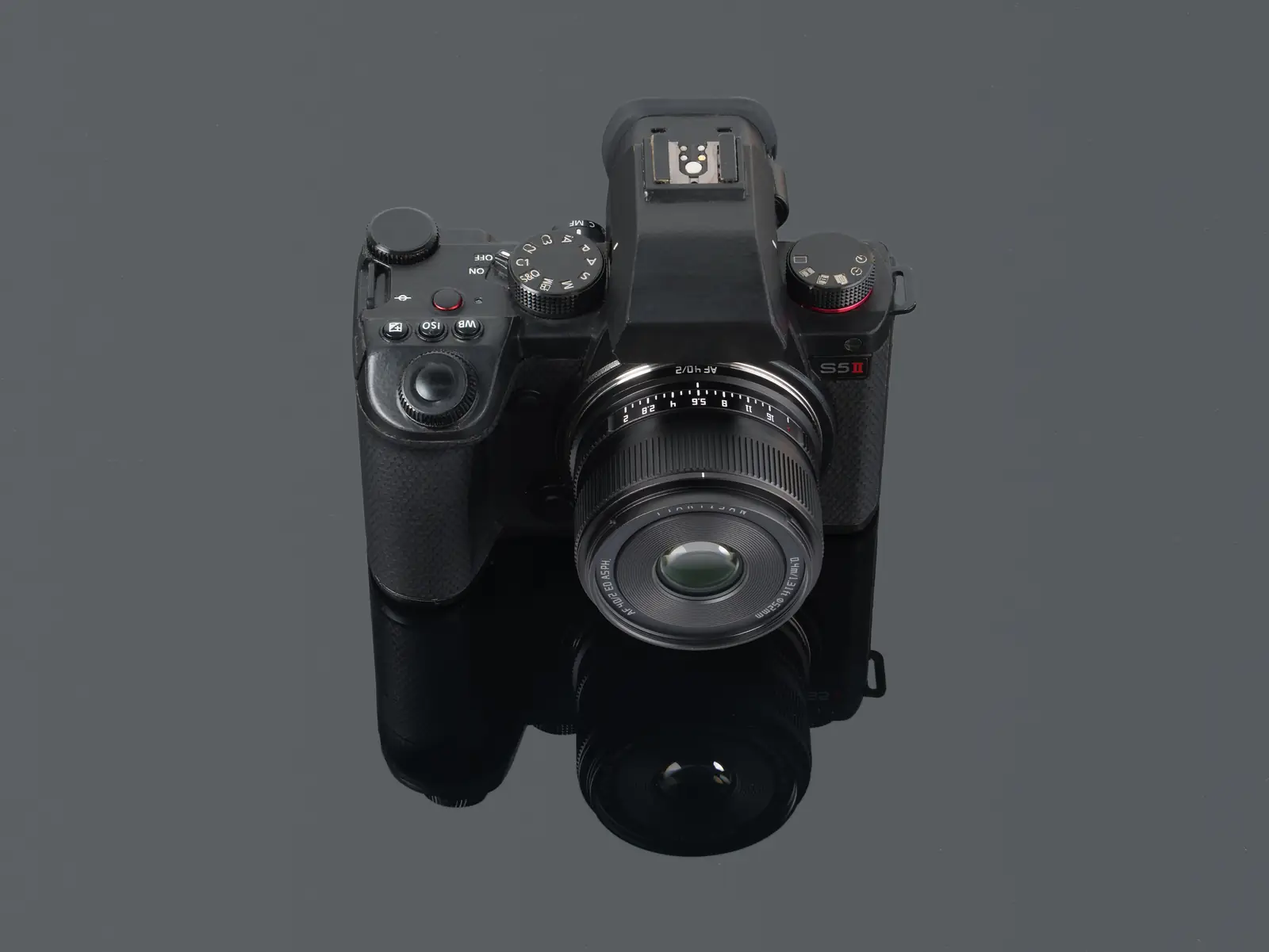 Объектив TTArtisan AF 40 мм F2 на камере Panasonic Lumix S5 II — общий вид