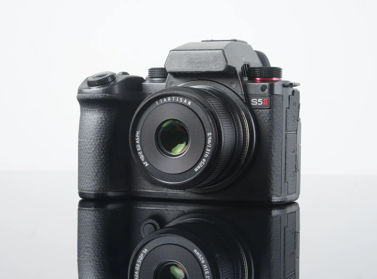 Объектив TTArtisan AF 40 мм F2 на камере Panasonic Lumix S5 II — вид спереди