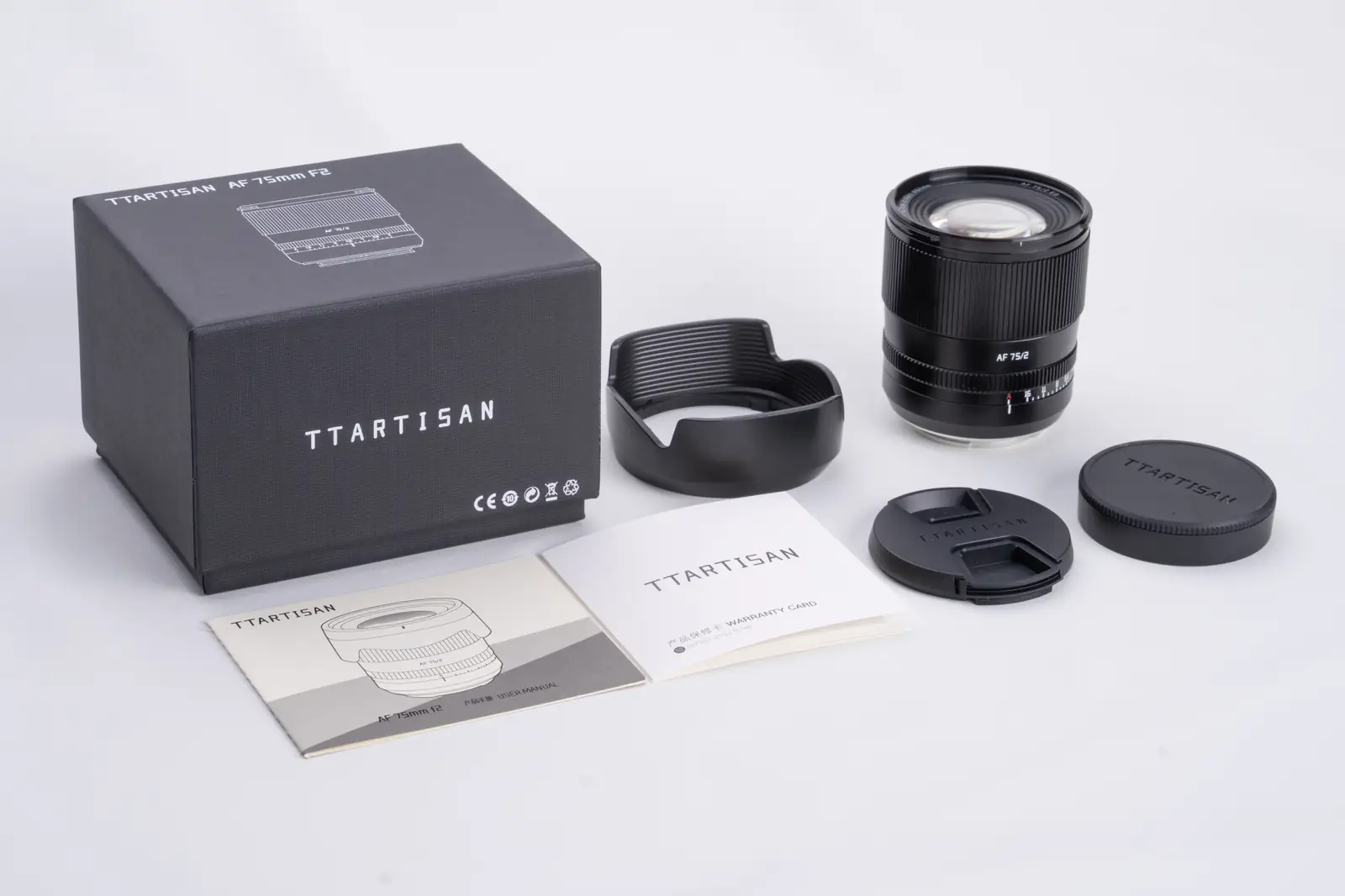 Комплект объектива TTArtisan AF 75 мм F2: коробка, объектив, бленда, передняя и задняя крышки, документы