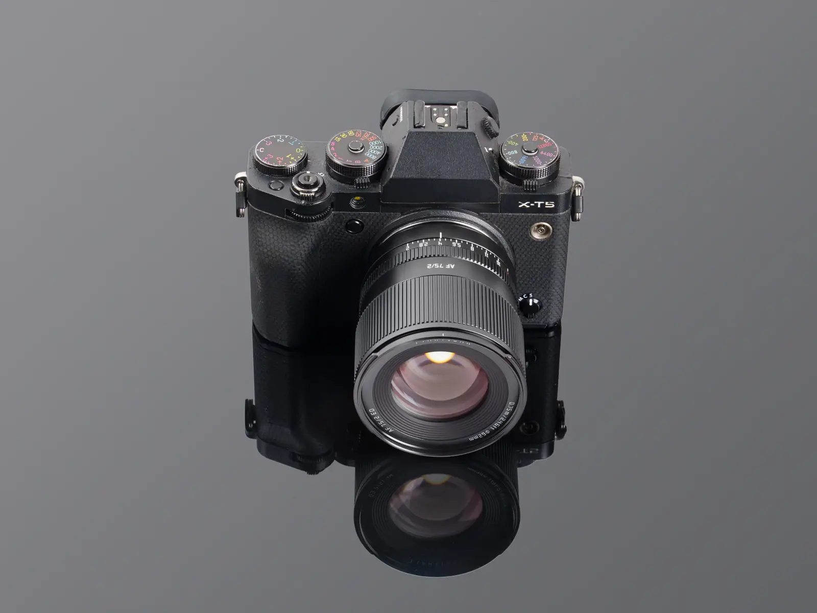 Объектив TTArtisan AF 75 мм F2 на камере Fujifilm X-T5 — общий вид