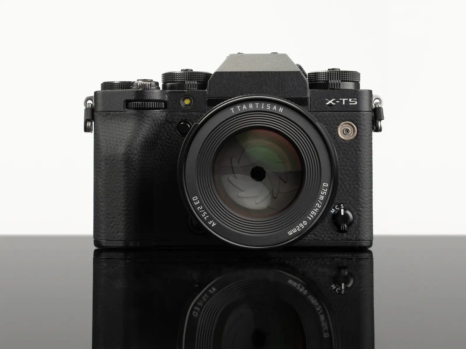 Объектив TTArtisan AF 75 мм F2 на камере Fujifilm X-T5 — вид спереди