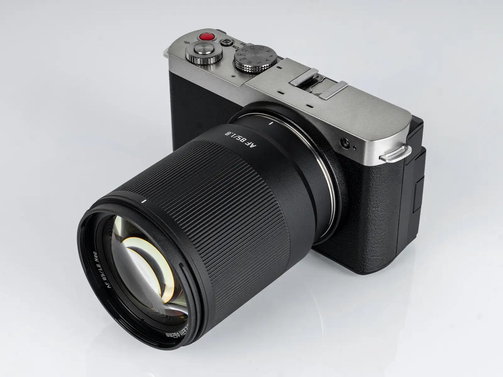Объектив TTArtisan AF 85 мм F1.8 Neo на камере Panasonic Lumix S9 — общий вид