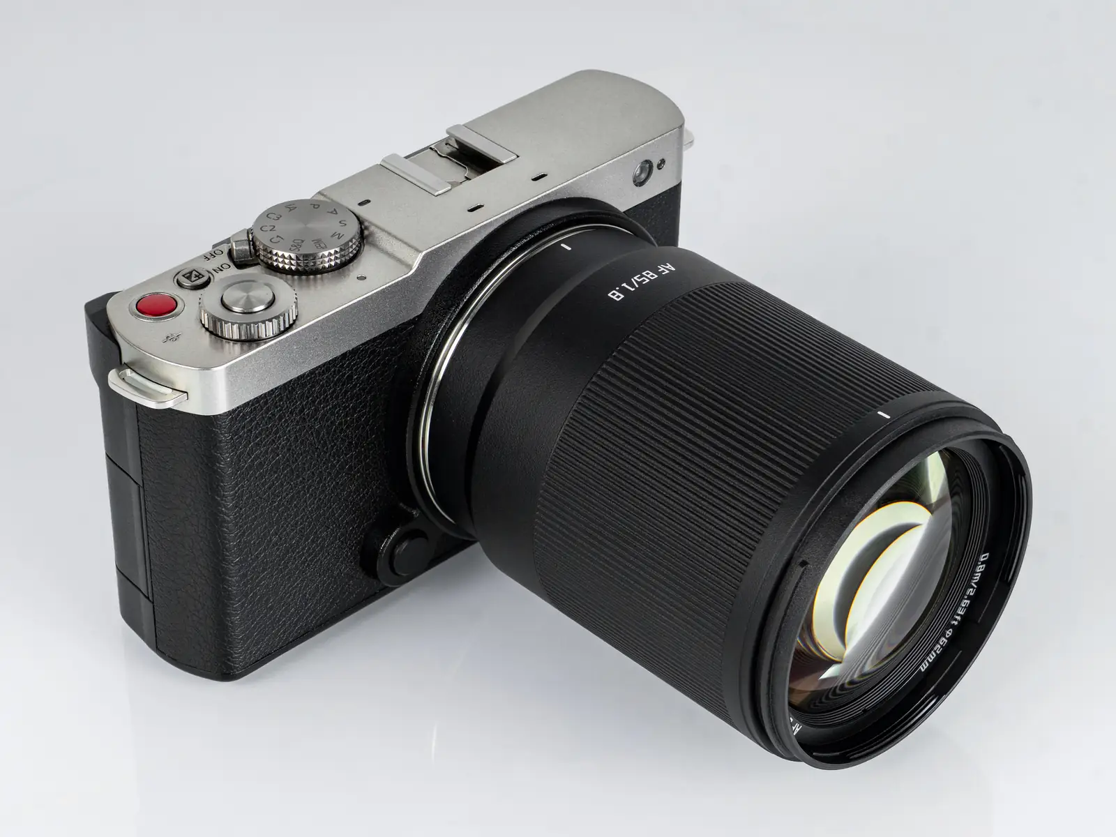 Объектив TTArtisan AF 85 мм F1.8 Neo на камере Panasonic Lumix S9 — гладкий корпус без колец, вид сверху