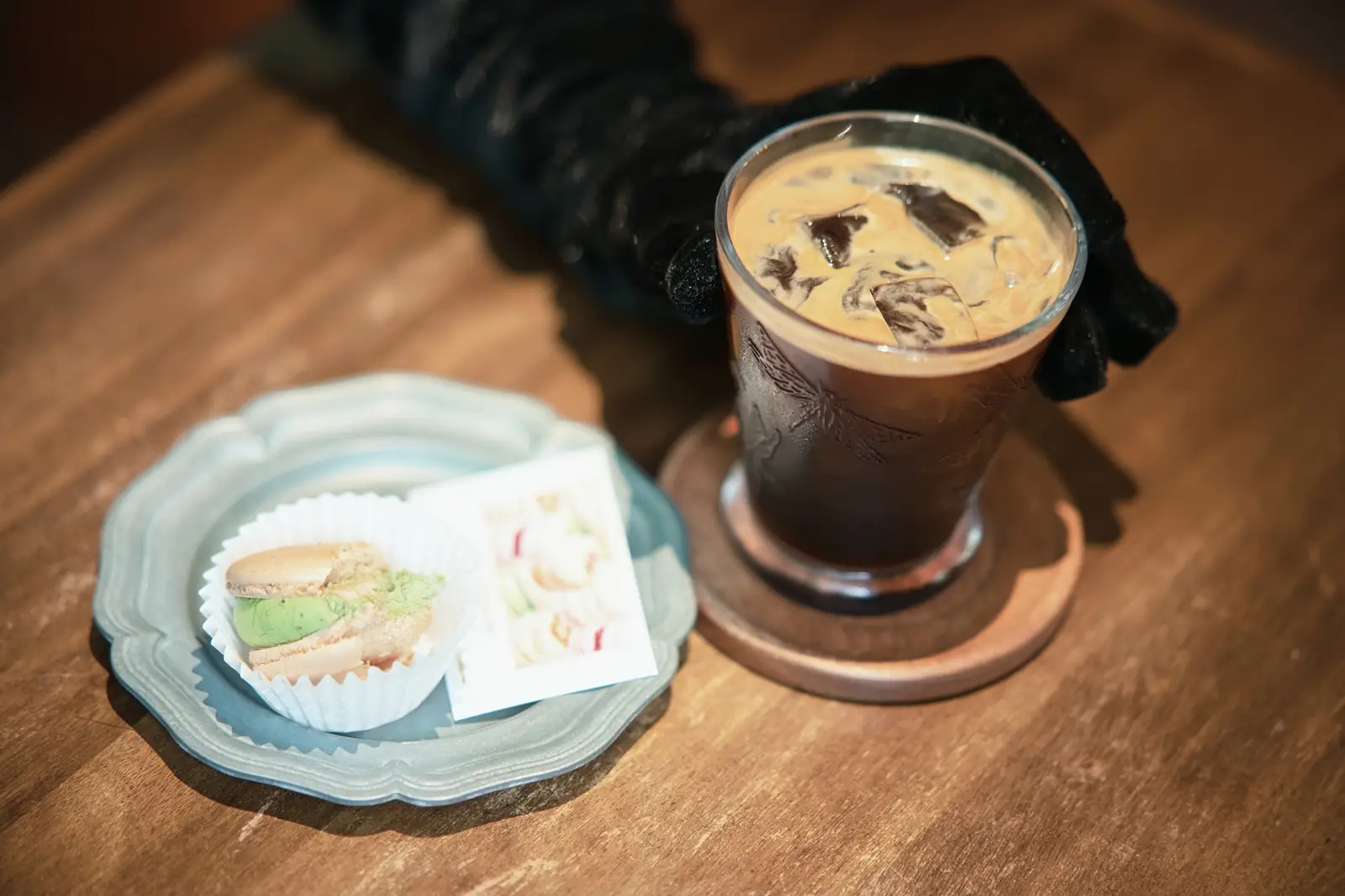 Пример снимка на TTArtisan AF 85 мм F1.8 Neo с близкой дистанции: кофе и десерт на столе в кафе, размытый фон