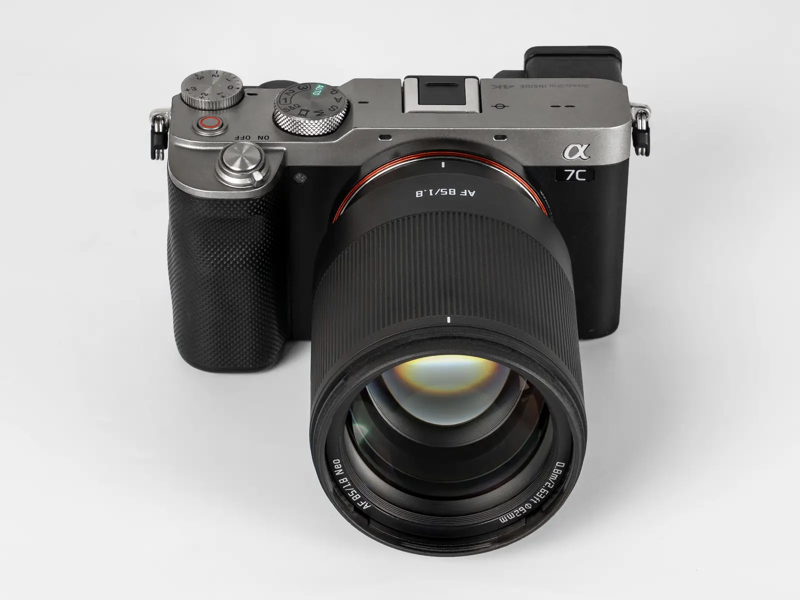 Объектив TTArtisan AF 85 мм F1.8 Neo на камере Sony A7C — гладкий корпус без колец, вид спереди