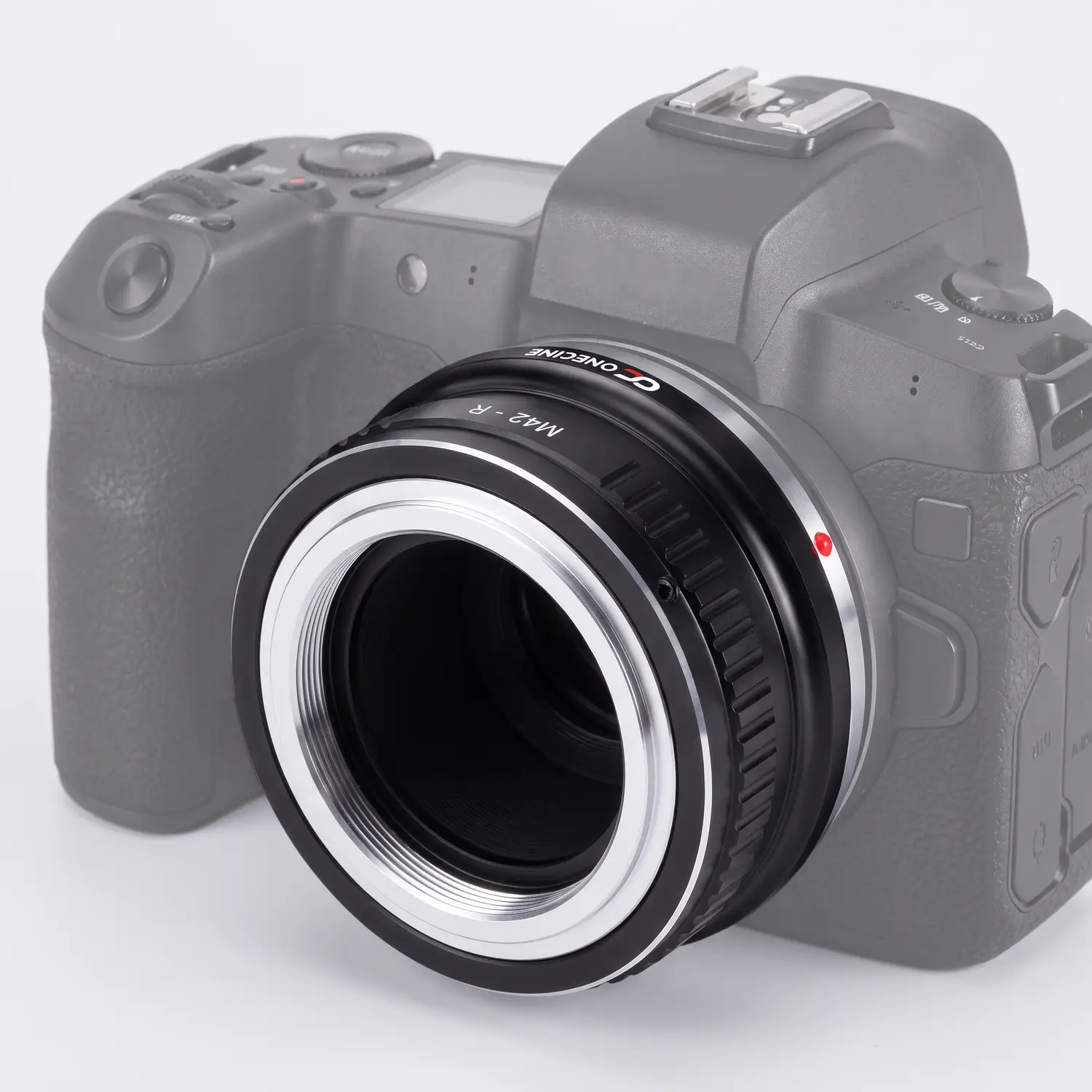 Переходное кольцо OneCine M42-R установлено на камеру Canon EOS R с байонетом RF