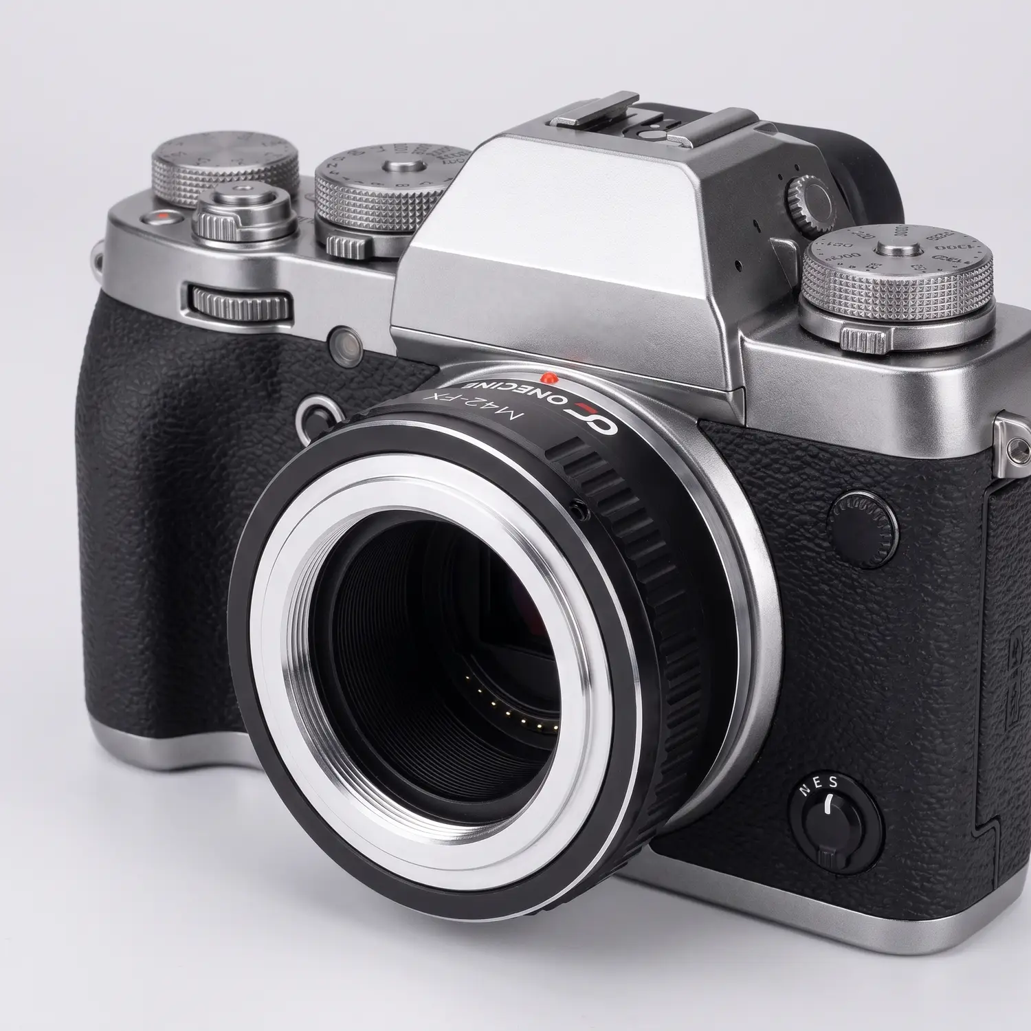 Переходное кольцо OneCine M42-FX установлено на камеру Fujifilm с байонетом X