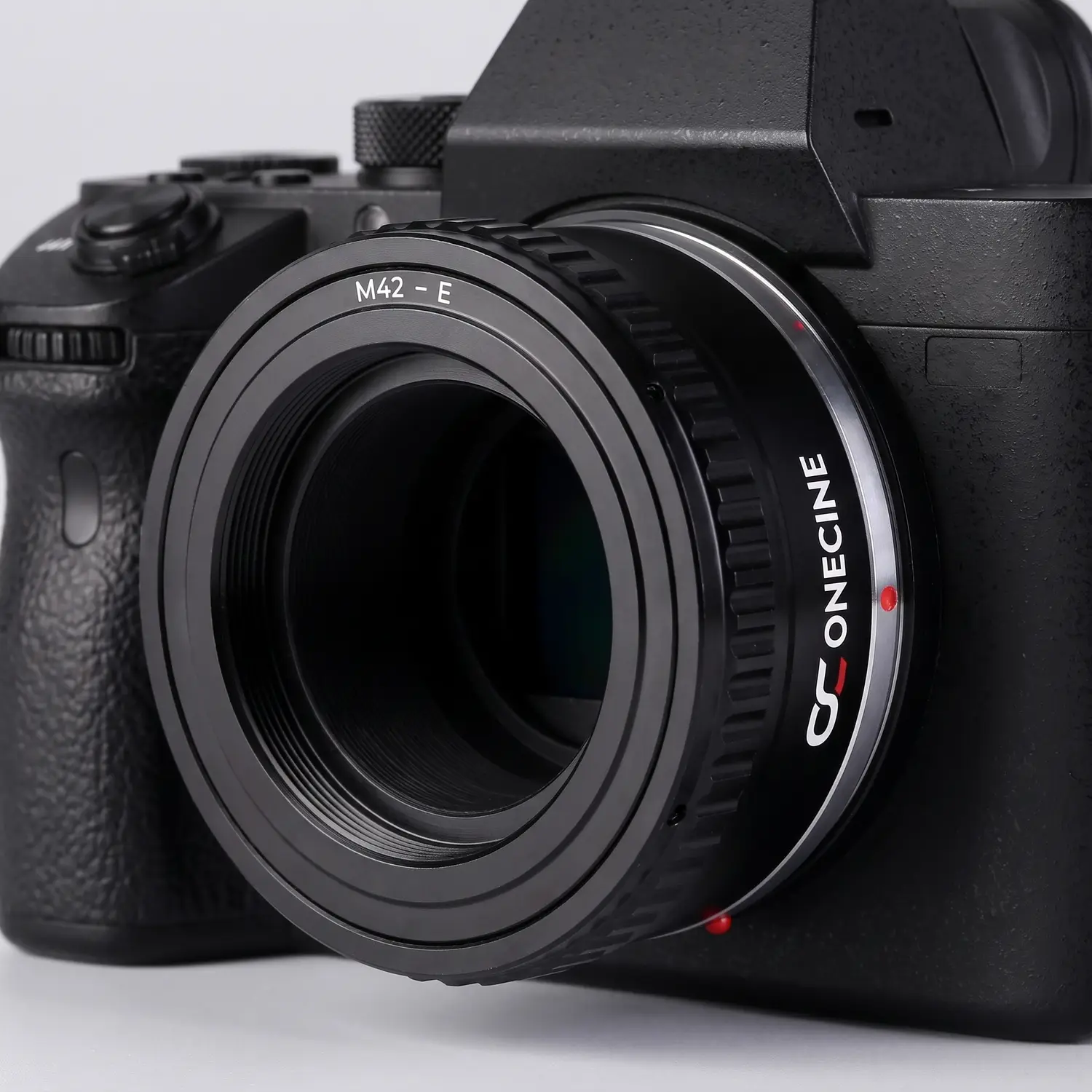 Переходное кольцо OneCine M42-E установлено на камеру Sony с байонетом E