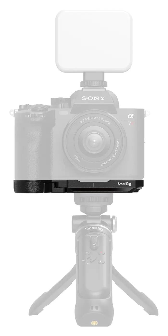 Sony A7R VI с площадкой SmallRig 6705, накамерным светом и рукояткой-пультом