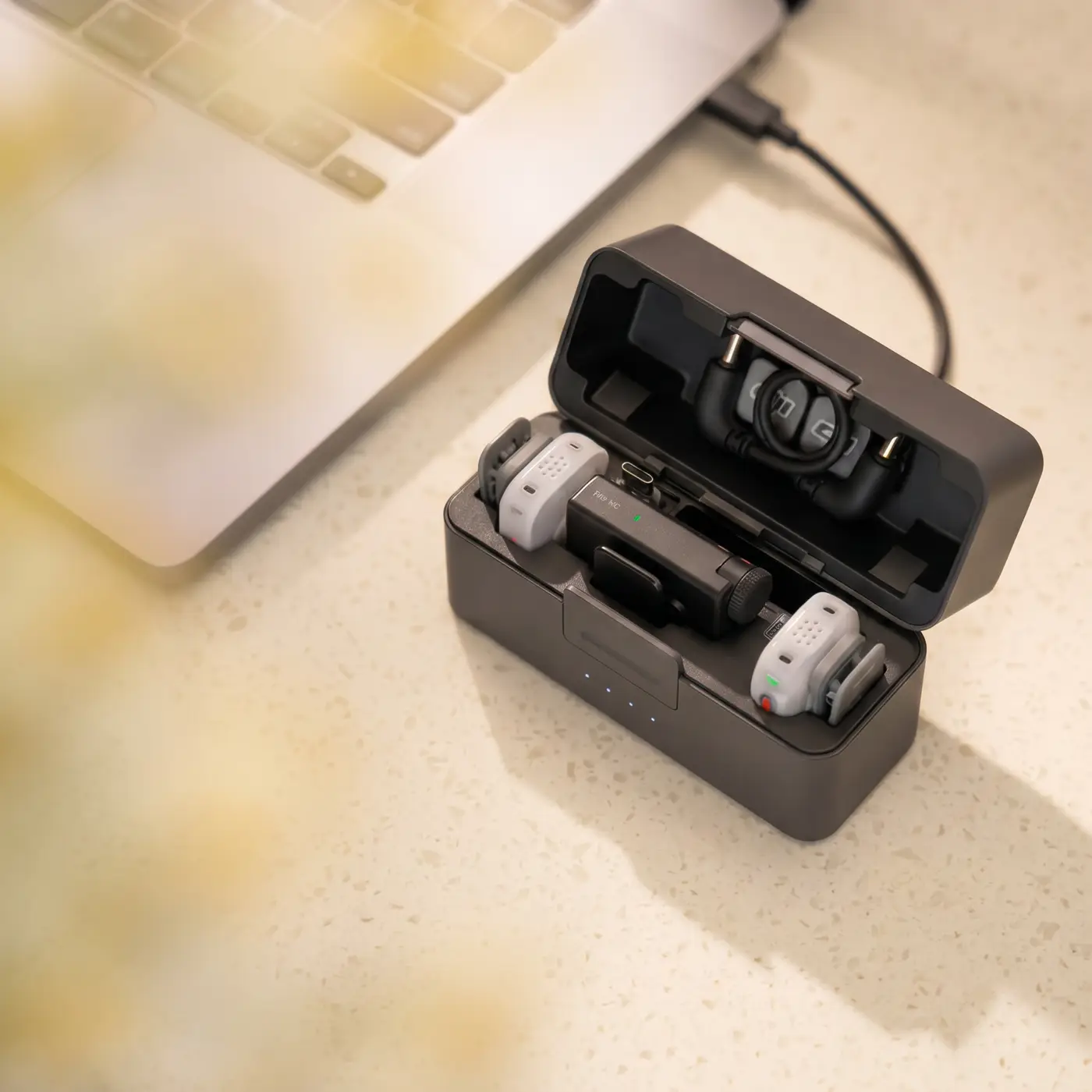 Открытый зарядный кейс DJI Mic Mini 2S с передатчиками на зарядке от кабеля USB-C