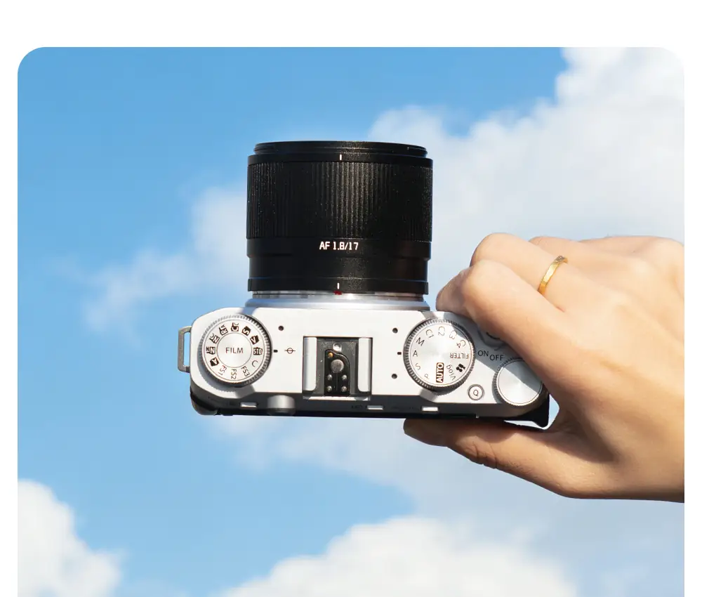 Объектив TTArtisan AF 17 мм F1.8 на компактной камере Fujifilm в руке
