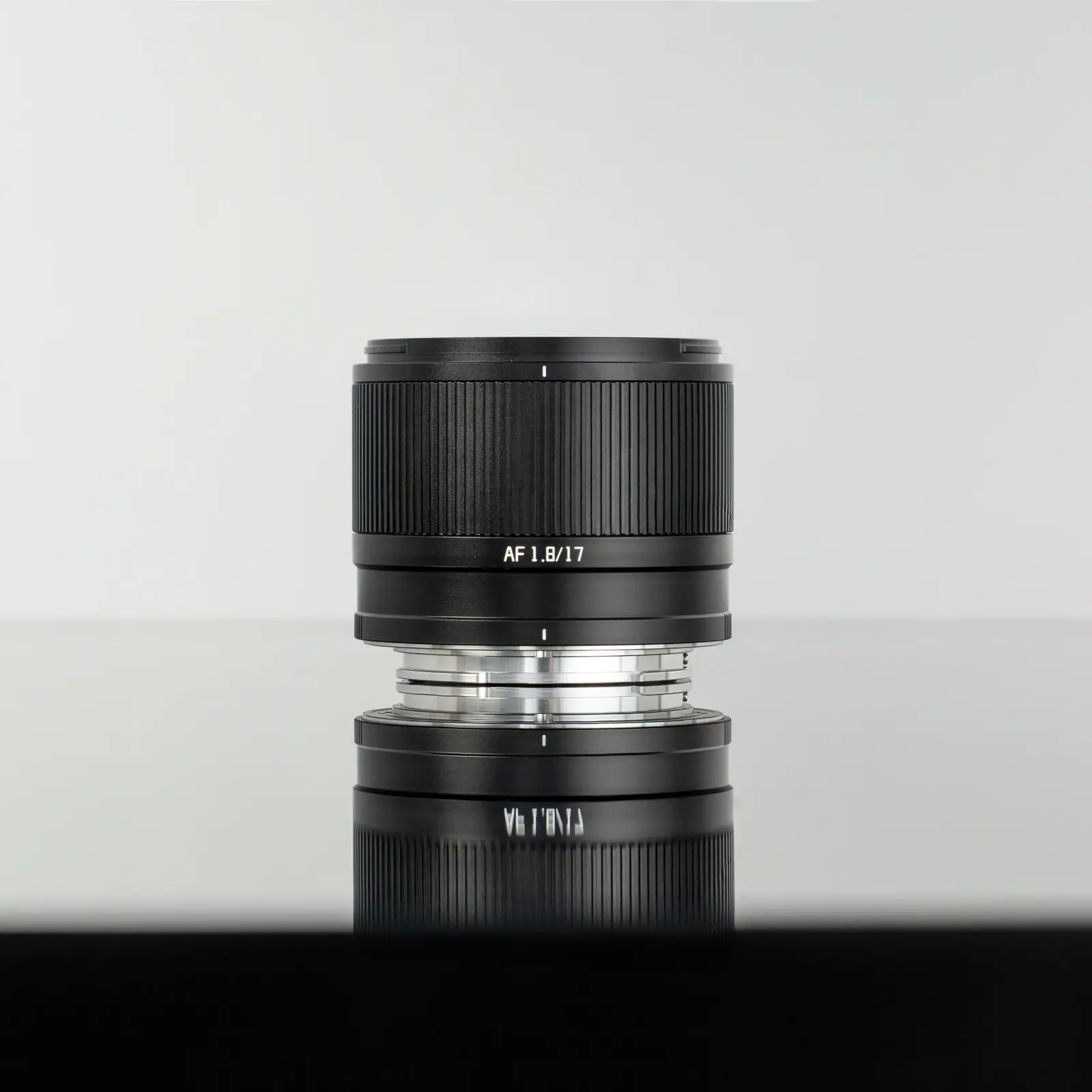 Компактный объектив TTArtisan AF 17 мм F1.8 для Sony E на столе