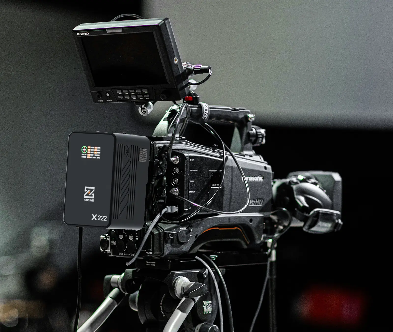 Аккумулятор ZGCINE ZG-X222 установлен на кинокамеру Panasonic с монитором