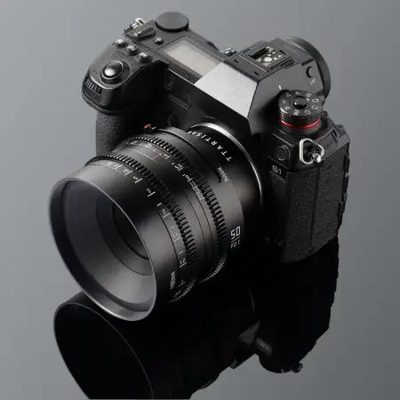 Объектив TTartisan 50 мм T2.1 Full Frame Cine Dual-Bokeh для L mount — установлен на камеру Panasonic S: камера, объектив и отражение целиком по центру кадра
