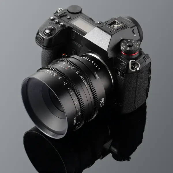 Объектив TTartisan 50 мм T2.1 Full Frame Cine Dual-Bokeh для L mount — установлен на камеру Panasonic S: камера, объектив и отражение целиком по центру кадра