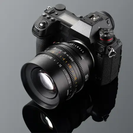 Объектив TTartisan 85 мм T2.1 Full Frame Cine Dual-Bokeh для L mount — установлен на камеру Panasonic S1: камера, объектив и отражение целиком по центру кадра