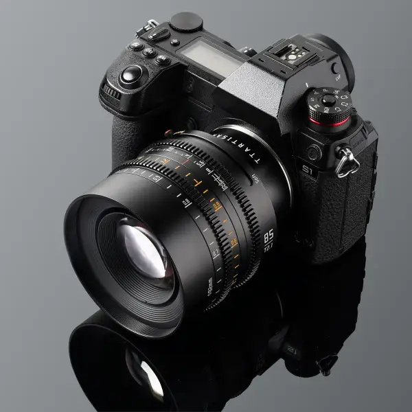 Объектив TTartisan 85 мм T2.1 Full Frame Cine Dual-Bokeh для L mount — установлен на камеру Panasonic S1: камера, объектив и отражение целиком по центру кадра