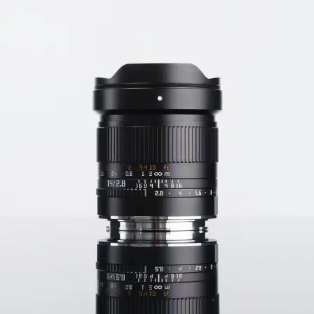 Объектив TTArtisan 14 мм F2.8 ASPH для L-mount — вид сбоку, студийная съёмка