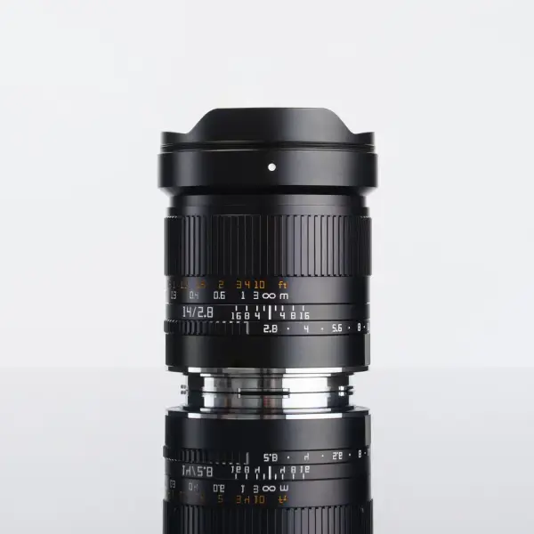 Объектив TTArtisan 14 мм F2.8 ASPH для L-mount — вид сбоку, студийная съёмка